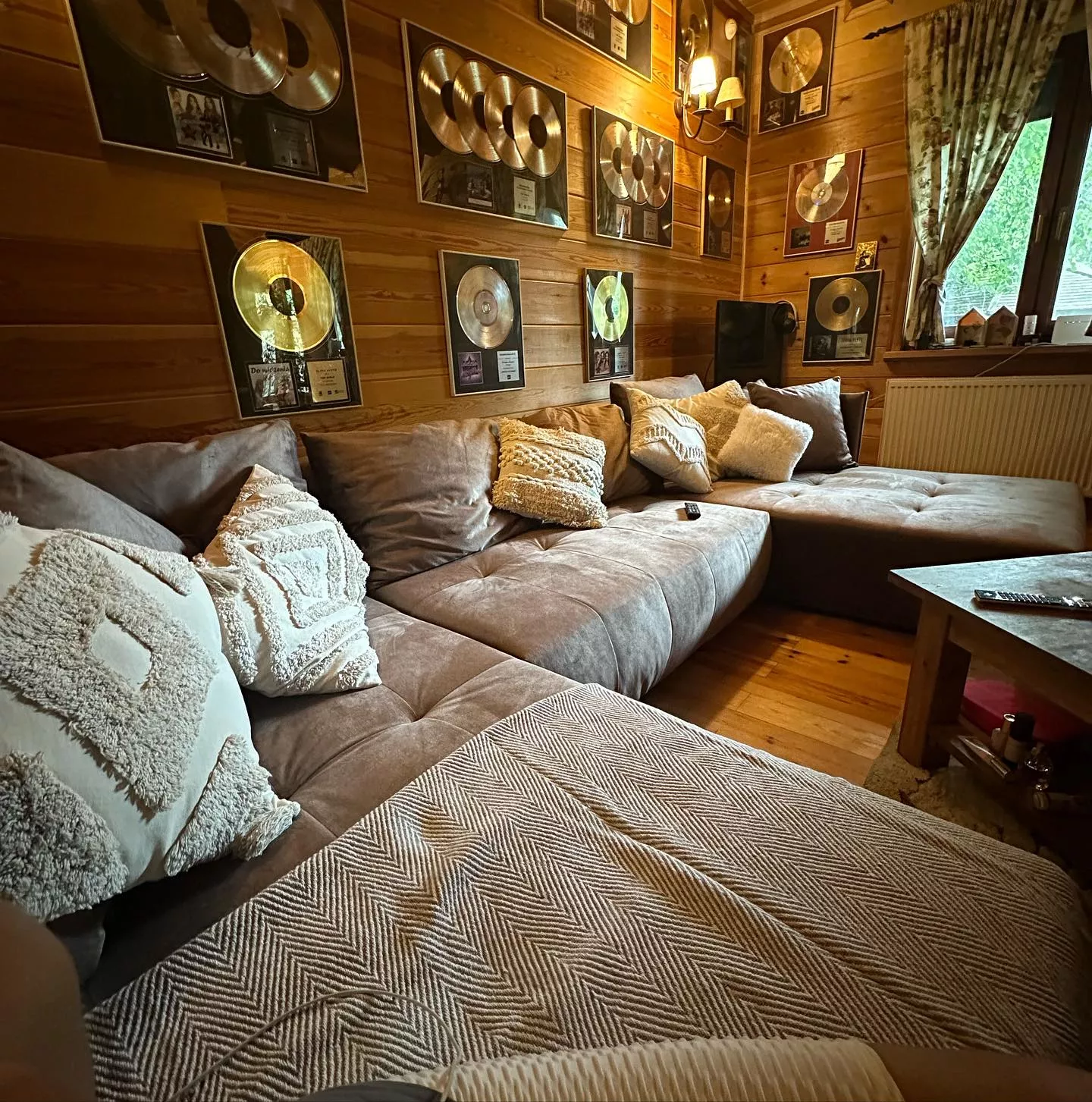 Paula Karpowicz z zespołu Topky inwestuje w swoje zdrowie - Nowa kanapa na ratunek bólom pleców!